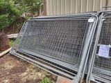 deux cages métalliques qui ont été installées à l'extérieur d'un bâtiment