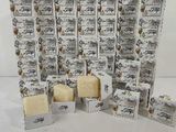 de nombreuses boîtes de savon et des pains de savon posés sur la table