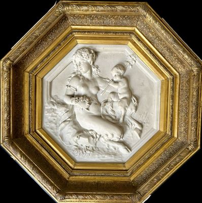 une image représentant un cadre doré orné d'un relief représentant un garçon et un chien