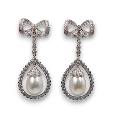une image d'une paire de boucles d'oreilles en perles et diamants