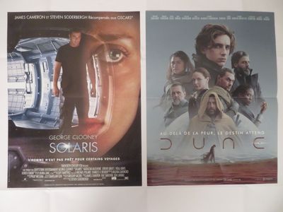 deux affiches de cinéma accrochées au mur d'une pièce