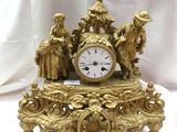 une horloge en or posée sur une table