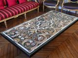 une table basse posée à même le sol dans une pièce