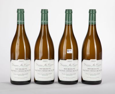 trois bouteilles de vin posées l'une à côté de l'autre sur une table
