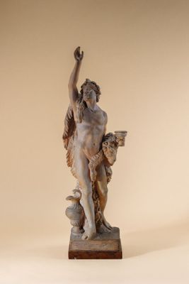 statue d'une femme tenant un oiseau, posée sur un socle en bois