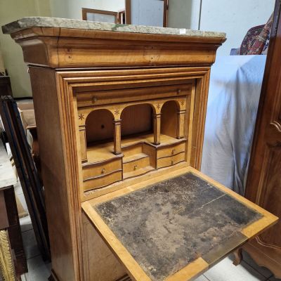 un bureau en bois avec un plateau en marbre et des tiroirs