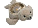 une peluche allongée avec un bol à l'intérieur