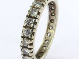 gros plan d'une bague en diamant sur une surface blanche
