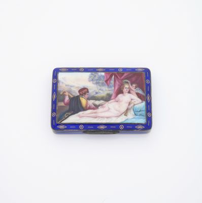 une boîte bleue sur laquelle figure l'image d'une femme allongée sur un lit