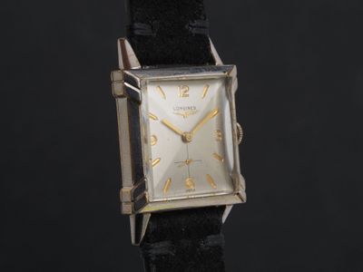 une photo d'une montre vintage au cadran carré