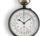gros plan d'une montre de poche sur une surface blanche