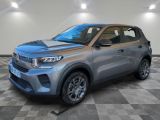 Une Kia Korox grise de 2020 est garée dans une pièce au sol carrelé.