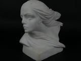 buste en marbre blanc représentant une femme aux cheveux longs sur fond noir
