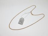 Gros plan sur un collier portant une étiquette