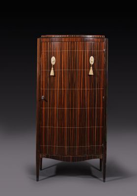 une armoire de style Art déco avec une porte en bois et des poignées en laiton