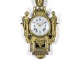 une horloge accrochée au mur et ornée d'anges