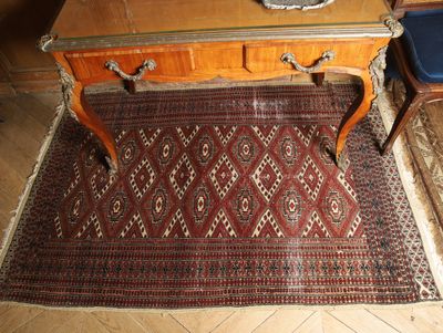 un tapis posé à même le sol, à côté d'une table et d'une chaise