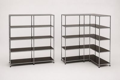 une paire d'étagères métalliques avec des tablettes noires sur fond blanc