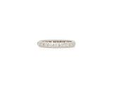 une alliance en or blanc sertie de diamants ronds taille brillant