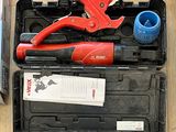 une boîte à outils avec des outils posés sur une table