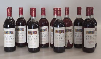 six bouteilles de vin sont alignées sur une table
