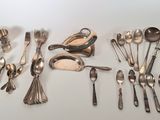 beaucoup de cuillères et de cuillères-cuillères sur la table