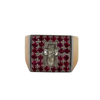un gros plan d'une bague ornée d'une croix