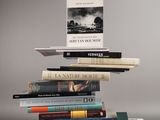 plusieurs livres empilés sur une table