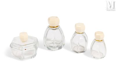Nécessaire de toilette comprenant 4 flacons avec des bouchon…