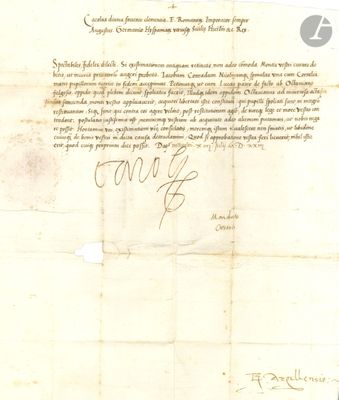 un vieux document écrit posé sur une table