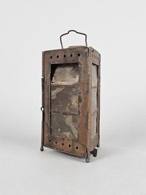 une vieille valise posée sur une surface blanche