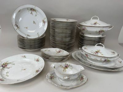 beaucoup d'assiettes et de bols sur la table