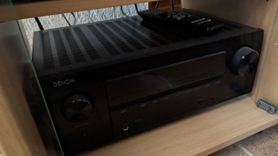 une photo d'une chaîne hi-fi dans un meuble