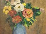 une peinture de fleurs dans un vase bleu sur une table