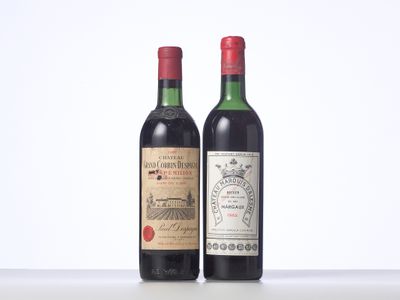 deux bouteilles de vin sont posées côte à côte sur une table