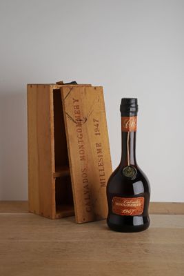 une bouteille d'alcool posée sur une table à côté d'une boîte