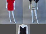 quatre mannequins vêtus de tenues de styles variés, ornés de plumes