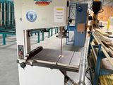 une machine qui se trouve dans un bâtiment