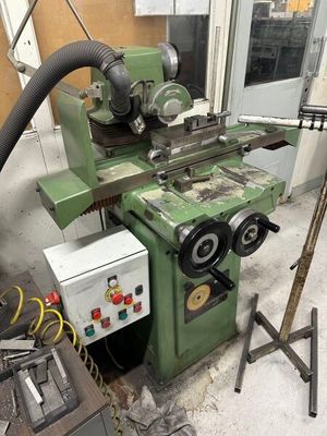 une machine posée sur une table dans une pièce