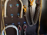 un tas de chaînes accrochées au mur d'un immeuble