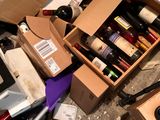 un tas de bouteilles de vin et d'autres objets par terre