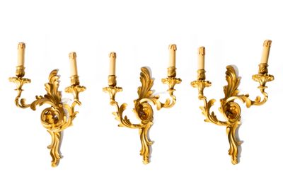 Réunion de trois appliques de style Louis XV en bronze doré …