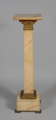 un socle en marbre blanc avec un plateau en bois et une base dorée