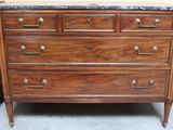 une commode en bois avec un plateau en marbre dans une pièce