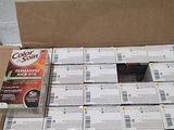une boîte remplie de teintures pour cheveux posée sur une table