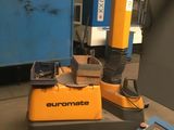une machine posée sur un chariot dans un entrepôt