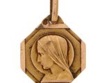 un gros plan sur une médaille d'or représentant une femme voilée
