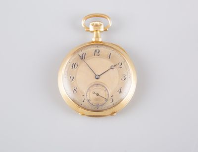 une montre de poche ancienne avec un boîtier en or et des chiffres romains sur le cadran