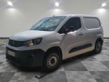 la camionnette argentée est garée sur le sol à carreaux d'une pièce