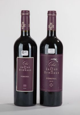 deux bouteilles de vin posées l'une à côté de l'autre sur une table